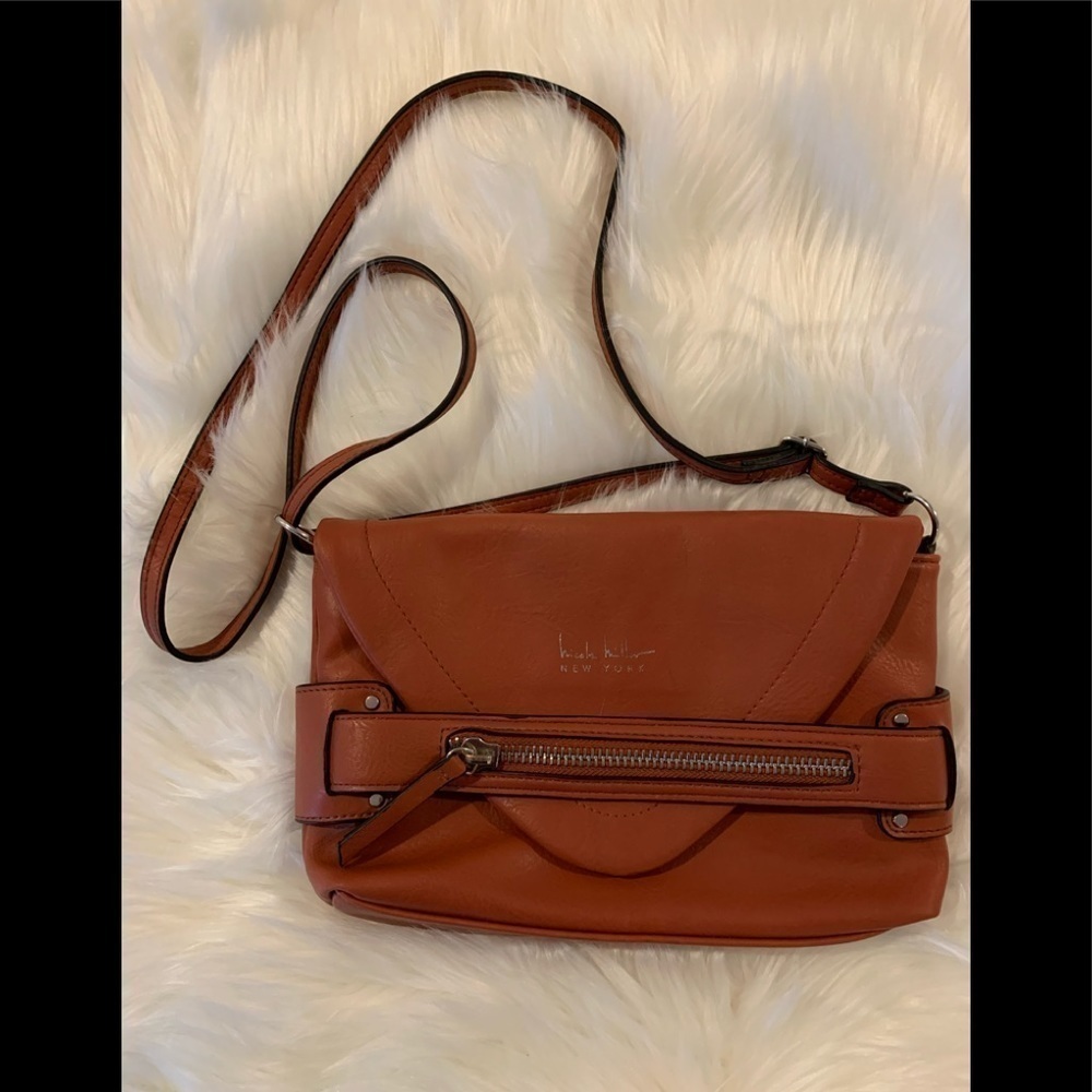 Nicole Miller Vegan Carmel Color Crossbody. Sharp!​​​​​​​​​​​​​​​​​​​​​​​
